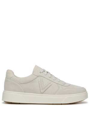 Sneaker in suede grigio chiaro con punta arrotondata, suola piatta in gomma bianca e lacci abbinati; presenta un logo ricamato sul lato.