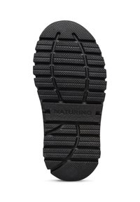 Černá gumová podrážka boty s texturovanými vzory a vyvýšeným logem. Obsahuje drážky pro lepší přilnavost a odolnost.