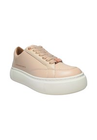 Sneaker in pelle rosa chiaro con lacci beige, suola in gomma bianca e cuciture sottili. Presenta il logo sul lato e un design con punta rotonda.