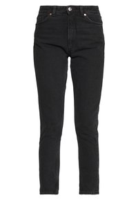 Vaqueros ajustados de tiro alto en color negro, confeccionados en denim, con cinco bolsillos, cremallera y detalles en tono cobre. Textura suave.