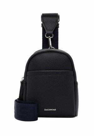Sac en cuir texturé noir avec un dessus arrondi, fermeture éclair, poche avant et sangle tressée. Présente des accessoires en métal et un logo de marque.