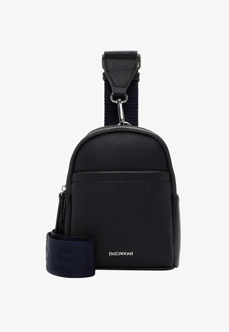 Borsa in pelle nera con texture, dotata di una parte superiore arrotondata, chiusura con zip, tasca frontale e una tracolla intrecciata. Include accessori in metallo e logo del marchio.