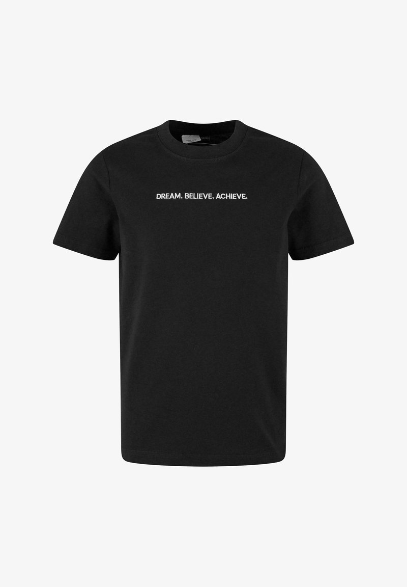 Juodas medvilnės marškinėliai trumpomis rankovėmis ir apvaliu kaklu. Priekyje užrašas "SVAJOK. TIKĖK. PASIEK." balta spalva.