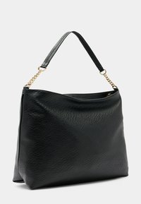 Sac à épaule en cuir noir avec une surface texturée, doté d'une seule anse plate et d'une chaîne dorée pour un détail supplémentaire.