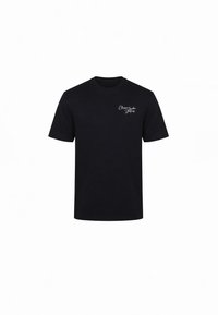 Fekete, rövid ujjú, kerek nyakú póló a bal mellrészen kis fehér, kézírásos logóval, melyen a "Cleargarden Studios" felirat olvasható.