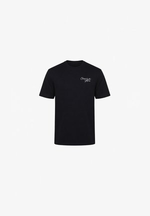 Schwarzes T-Shirt mit kurzen Ärmeln und Rundhalsausschnitt, mit kleinem weißen Schriftlogo auf der linken Brust, das "Cleargarden Studios" lautet.