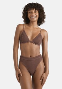 Bikini marrone a coste con top triangolare e parte inferiore a vita alta. Il materiale ha una finitura testurizzata, con spalline sottili e dettagli senza cuciture.