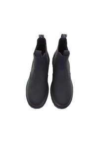 Pár černých kotníkových bot na slip-on s uchyty, minimálním šitím a kulatou špičkou, zobrazených shora na bílém pozadí.