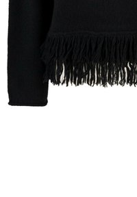 Schwarzer gestrickter Pullover mit Fransen-Saum, langen Ärmeln und einem weichen, strukturierten Stoff.