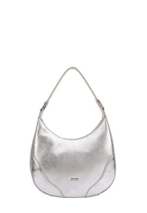 Sac à main en cuir métallisé argenté avec une bandoulière unique et des détails de couture subtils sur fond blanc.