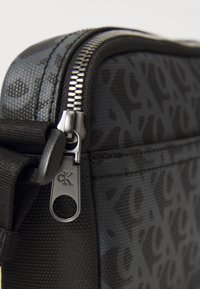 Calvin Klein Jeans TEXTURED CAMERA BAG  - Skulderveske - black