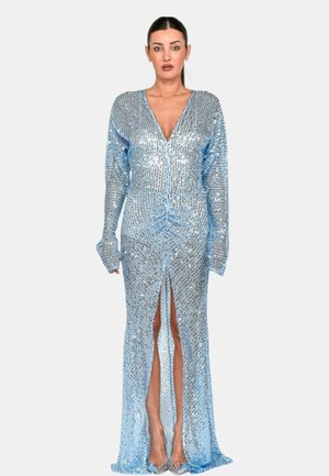 Abito a maniche lunghe con scollatura a V profonda, realizzato in paillettes blu, con uno spacco centrale e dettagli arricciati lungo la parte frontale e le maniche.