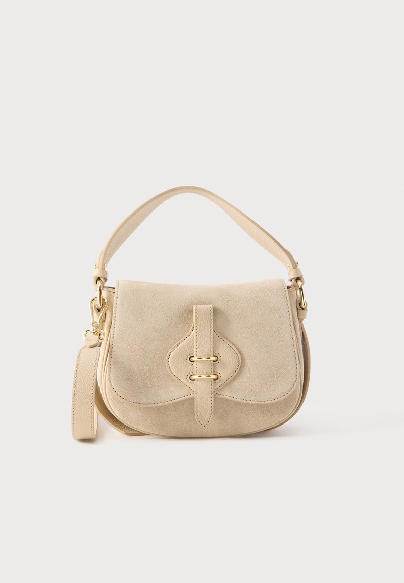 Beige suède schoudertas met gebogen klep, goudkleurige gespsluiting en afneembare riem op witte achtergrond.