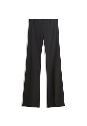 Čierne rozšírené nohavice s hladkým povrchom, s priliehavým strihom a pásom. Bez viditeľných vzorov alebo ozdôb.