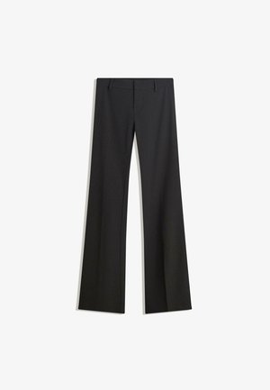 Čierne rozšírené nohavice s hladkým povrchom, s priliehavým strihom a pásom. Bez viditeľných vzorov alebo ozdôb.