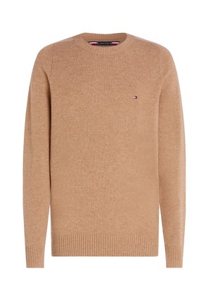 Maglione beige lavorato a maglia con scollo rotondo, polsini e orlo a costine, con un piccolo logo ricamato sul petto. Tessuto morbido.