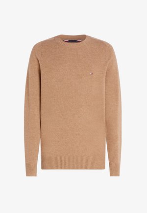 Maglione beige lavorato a maglia con scollo rotondo, polsini e orlo a costine, con un piccolo logo ricamato sul petto. Tessuto morbido.