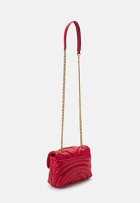 Borsa a mano in pelle rossa con un design a onda trapuntato, dotata di un manico corto in tinta unita e di una lunga tracolla in oro. Forma rettangolare compatta.