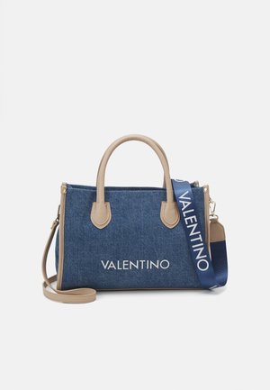 Sac à main Valentino en denim bleu avec poignées beiges, bordure beige et bandoulière bleu foncé amovible avec logo Valentino.