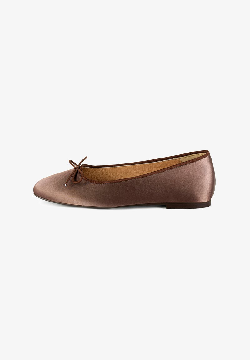 Ballerines en satin marron avec un bout rond, un petit nœud à l'avant et une semelle basse, de couleur marron foncé. Texture lisse sur l'ensemble.