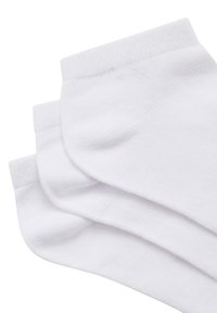 Trzy pary białych bawełnianych skarpetek typu kostka, charakteryzujących się gładką fakturą, prążkowanymi mankietami i bezszwowym designem, ułożonych lekko nachodzących na siebie.