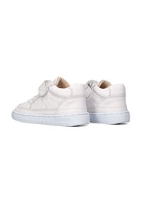 Witte leren hoge sneakers met klittenbandsluitingen, gestructureerde zijkanten en een lichtblauwe rubberen zool. Opvallende stikdetails aan de zijkanten.