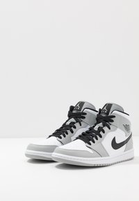 Jordan AIR JORDAN 1 MID - Sapatilhas de cano alto - light smoke grey/black/white