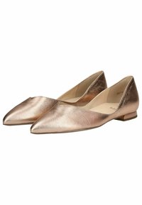 Metaliczne różowo-złote płaskie buty ze spiczastym noskiem, miękka skórzana tekstura, minimalne przeszycia i mały, blokowy obcas. Gładkie wnętrze.