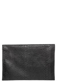 Pochette en cuir noir avec un motif texturé de peau de serpent, forme rectangulaire, finition lisse, sans quincaillerie ni accents visibles.