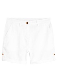 Shorts en lin blancs à coupe droite, avec deux poches avant, une fermeture à bouton en bois et des boutons décoratifs sur les côtés.