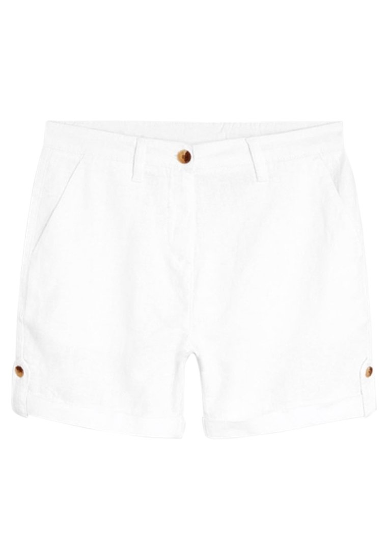 Shorts en lin blancs à coupe droite, avec deux poches avant, une fermeture à bouton en bois et des boutons décoratifs sur les côtés.