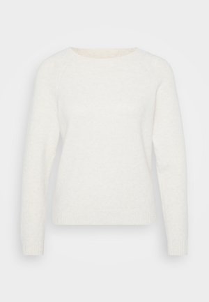 Pulover alb tricotat, cu mâneci lungi, guler rotund și tiv cu model în relief. Textură moale, cu un aspect puțin pufoș. Fără modele vizibile.