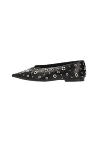 Zapato negro plano de piel, con punta afilada y adornado con acentos metálicos en el superficie. Diseño de suela plana.