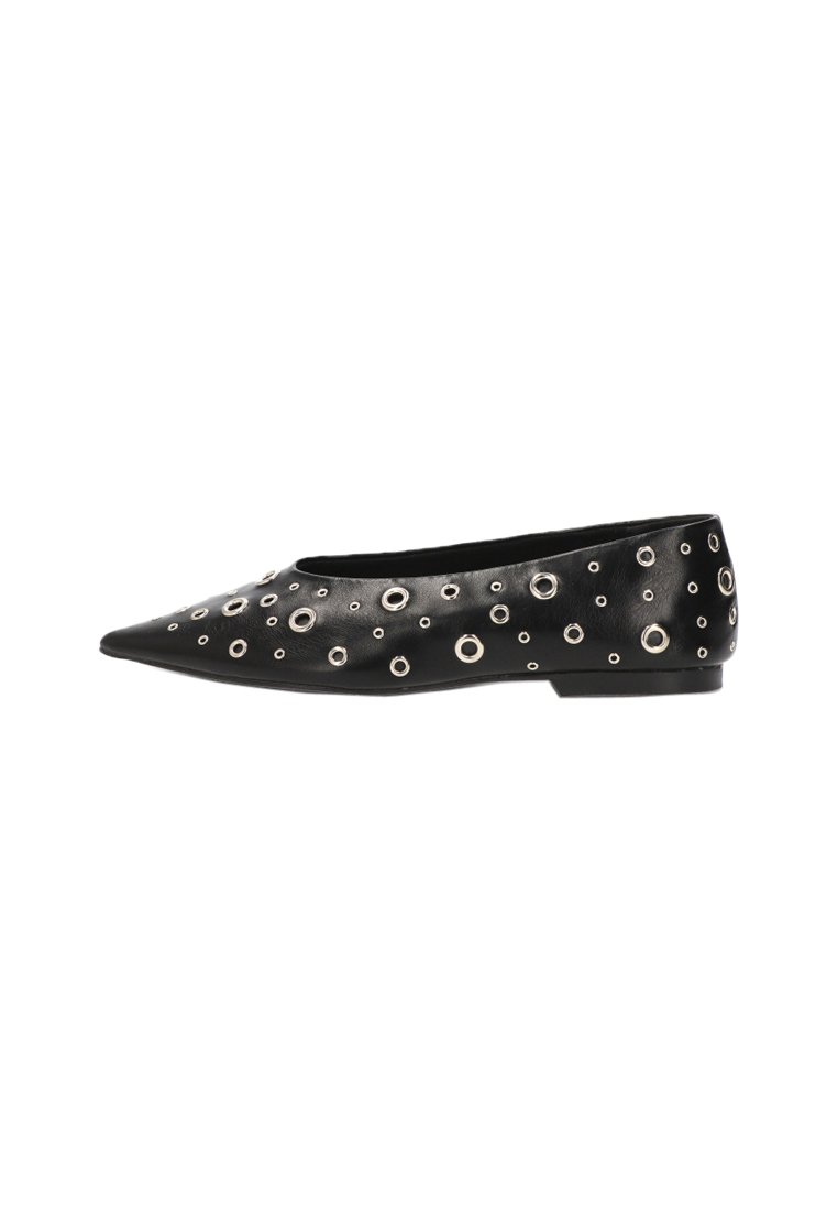 Zapato negro plano de piel, con punta afilada y adornado con acentos metálicos en el superficie. Diseño de suela plana.