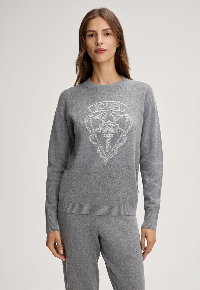 Maglione grigio a maglia con un design emblema testurizzato sul davanti, polsini e orlo a coste, realizzato in tessuto morbido per il massimo comfort.