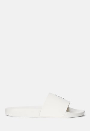 Chinelo branco com uma faixa larga de acabamento liso, palmilha texturizada e sola plana. Design simples e minimalista, sem enfeites.