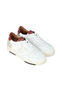 Sneakers bianchi in pelle con punta perforata, accenti bordeaux, interno beige e linguetta in suede grigia texturizzata. Suola in gomma con dettagli neri.