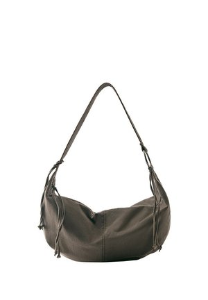Sac à bandoulière en cuir marron foncé doux avec une seule sangle et des pompons décoratifs de chaque côté, présenté sur fond blanc.