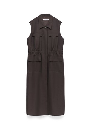 Braunes ärmelloses Kleid mit Kragen, zwei Brusttaschen, Kordelzug in der Taille und langem Schnitt. Glattes Material mit matter Textur.