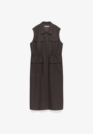 Braunes ärmelloses Kleid mit Kragen, zwei Brusttaschen, Kordelzug in der Taille und langem Schnitt. Glattes Material mit matter Textur.