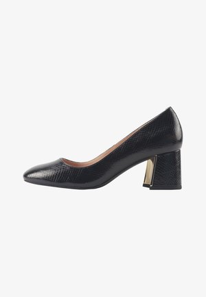 Schwarze Lacklederpumps mit reptilähnlicher Textur, abgerundetem Schuhspitze und quadratischem Blockabsatz, der ein goldfarbenes Akzentdetail auf der Rückseite hat.