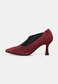 Scarpa con tacco alto in suede bordeaux a punta, con pannello elastico nero e tacco sottile e angolato su sfondo bianco.