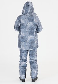 Vattentät snälldräkt i blå-grå abstrakt mönster, med huva, avslappnad passform och förstärkta manschetter, designad för vinteraktiviteter.