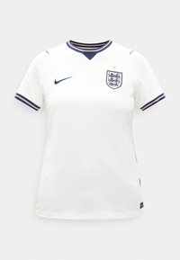 Λευκή αθλητική φανέλα με κοντά μανίκια, γιακά και μανσέτες με ναυτικές και κόκκινες ρίγες, έμβλημα της αγγλικής ομάδας ποδοσφαίρου και ναυτικό λογότυπο Nike στο εμπρόσθιο μέρος.