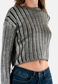 Maglione cropped nero e argento con scollatura rotonda e maniche lunghe, caratterizzato da righe verticali e un design a maglia testurizzata.