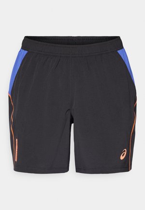 Melnas sporta šortus ar elastīgu jostasvietu, ziliem acu aizsegtiem sānu paneļiem un oranžām akcentu krāsām. Apakšējā labā kājas daļā redzams logotips.