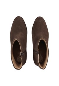 Braune Wildleder-Stiefeletten mit einem seitlichen Reißverschluss, glatter Textur, mandelförmiger Zehenpartie und einem weichen Innenfutter. Einfaches Design und flacher Absatz.