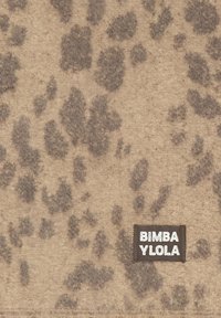 Beżowa tkanina w panterkę z ciemno brązowymi plamami. Na dole po prawej stronie naszyta czarna metka z białym napisem "BIMBA YLOLA".