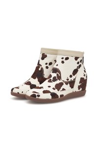 Witte sleehakken enkellaarsjes met een bruine koeienprint, gladde textuur, elastische kraag en rubberen zool. Casual, modern ontwerp.