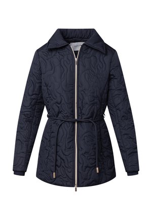 Veste matelassée bleue marine avec un col structuré, fermeture éclair et taille à cordon. Présente des accents dorés et un tissu texturé.